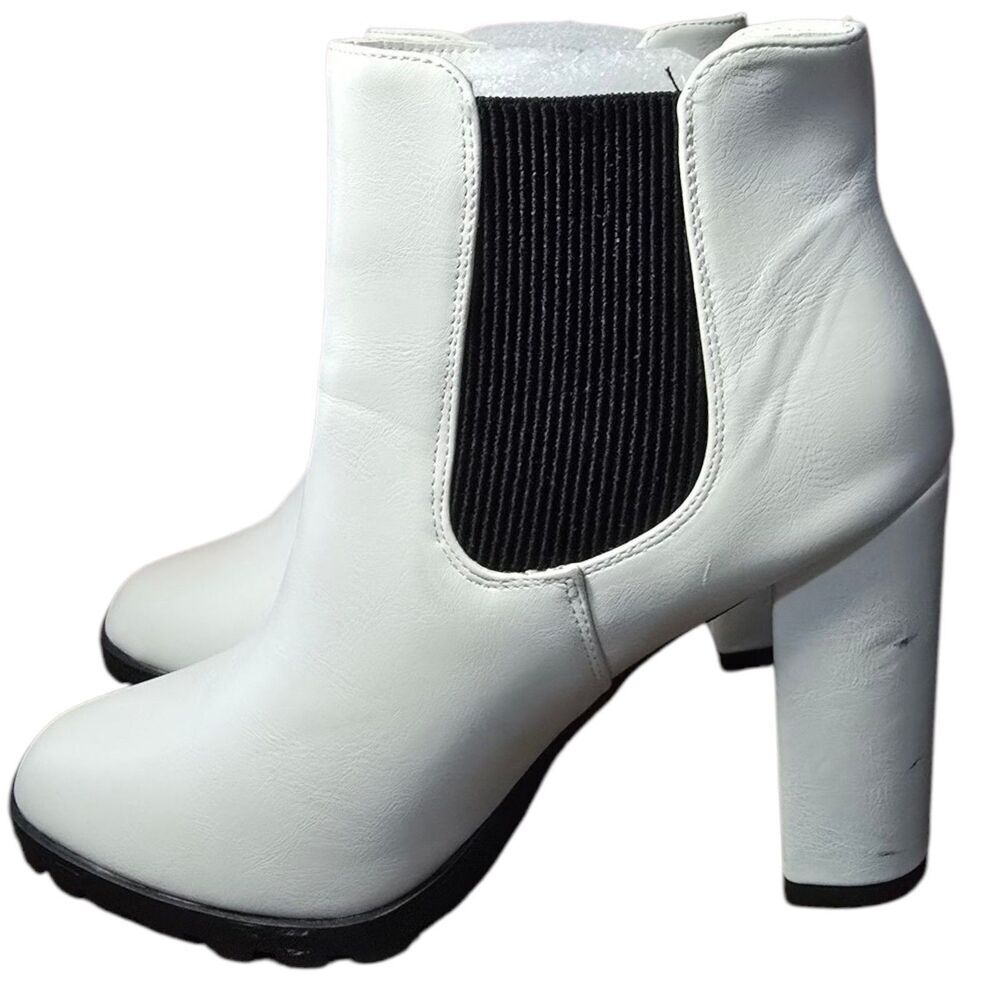 NWOT Shoedazzle Womens Size 11 Ada Lug Sole Bootie White - Flaw